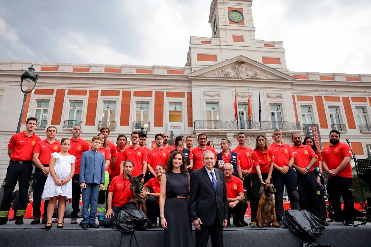 IdiazAyuso's tweet photo. Profundamente orgullosos de la humanidad y profesionalidad del equipo del ERICAM desplazado a Venezuela. 

Gracias por haber sido los primeros en llegar, en trabajar contrarreloj por la vida. 

Emocionantes testimonios que han traído de vuelta. https://t.co/iioxtdWY1B