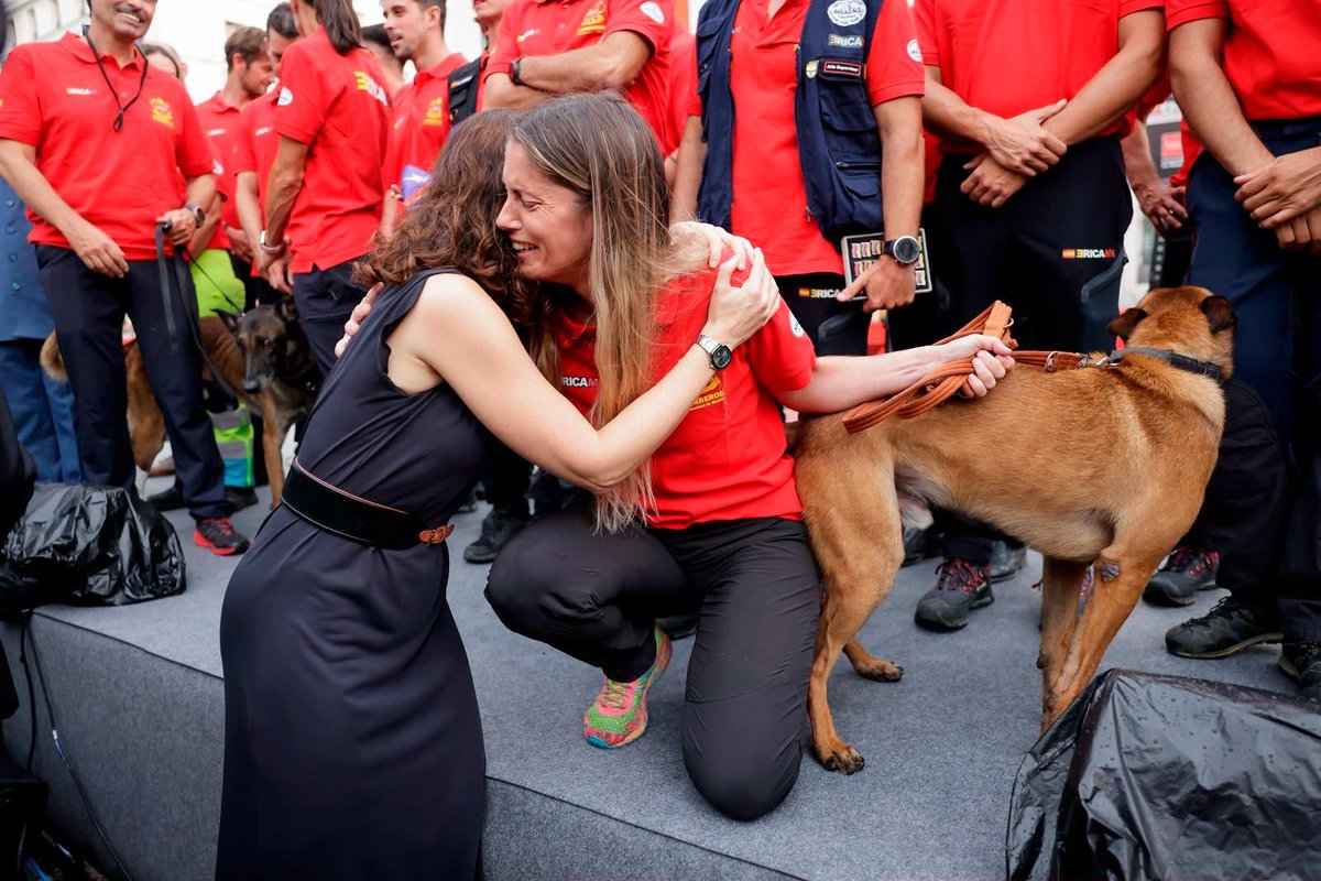 IdiazAyuso's tweet photo. Profundamente orgullosos de la humanidad y profesionalidad del equipo del ERICAM desplazado a Venezuela. 

Gracias por haber sido los primeros en llegar, en trabajar contrarreloj por la vida. 

Emocionantes testimonios que han traído de vuelta. https://t.co/iioxtdWY1B