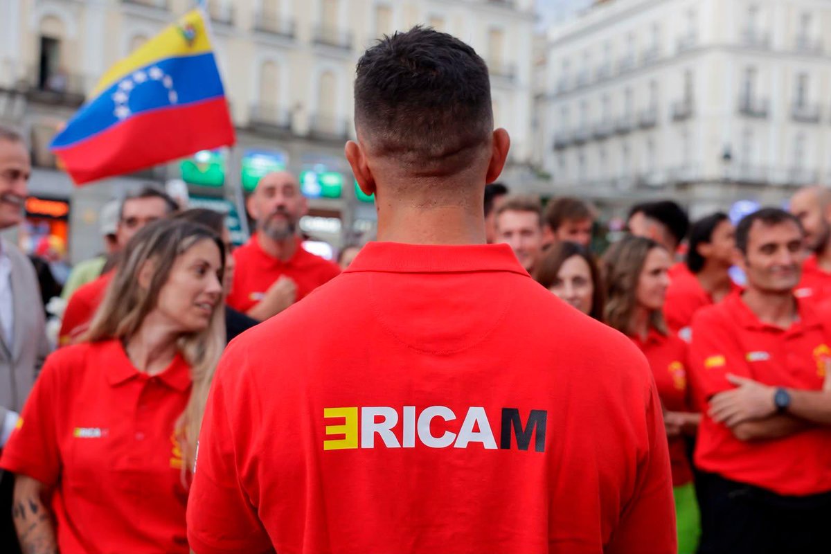 IdiazAyuso's tweet photo. Profundamente orgullosos de la humanidad y profesionalidad del equipo del ERICAM desplazado a Venezuela. 

Gracias por haber sido los primeros en llegar, en trabajar contrarreloj por la vida. 

Emocionantes testimonios que han traído de vuelta. https://t.co/iioxtdWY1B
