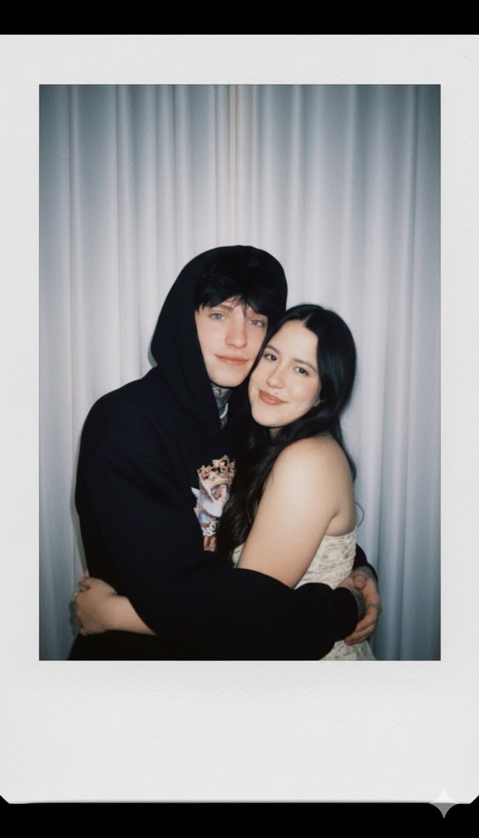 amaricezquez's tweet photo. holiiiiii 🖤
me llamo maria, vivo en usa 🇺🇸… y conocí a @xCryboy en YouTube hace un tiempo… y desde entonces a sido mi lugar seguro, aún no lo conozco en persona… pero espero poder hacerlo algún día ✨  

os amo chat 🫶🏼 
#integraciónCryboyer https://t.co/OZdr5FTrtQ
