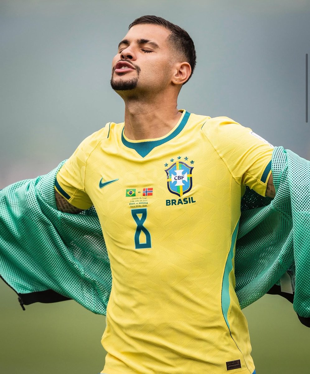 simpraisa's tweet photo. Bruno Guimarães: “Já escrevi e apaguei tantas e tantas vezes que já perdi as contas. Estive sempre presente por aqui nas vitórias, nada mais justo do que me apresentar e não fugir de falar com vocês na derrota. O futebol, que me deu tudo o que eu tenho, está sendo o responsável por me fazer sentir a pior dor dos meus 28 anos de vida. Perder o pênalti e ser eliminado nas oitavas de final é duro, é sofrido, dói muito, mas será mais um obstáculo para superar.

Eu já passei por tanta coisa que só eu sei… Tenho a certeza de que, por pior que eu esteja me sentindo agora, tudo vai passar.

O mais louco de tudo isso foi chegar em casa após o dia mais triste da minha vida e a primeira coisa que meus filhos falaram, quando acordei, foi: “Papai, vamos jogar bola?”. E aqui eu entendi que, independentemente de dias ruins ou bons, o futebol será sempre o meu grande amor.

Assumo a minha responsabilidade, como sempre fiz, e não é agora que seria diferente. Triste demais pela forma como terminou, mas com a certeza de que Deus sabe de tudo. Te dei glória na vitória e Te darei glória na derrota. Obrigado pela oportunidade, Jesus.

O sonho não acabou. Ele segue vivo no meu coração e no de milhares de apaixonados pelo nosso país. Tempo agora de refletir, recuperar as minhas forças junto da minha família e voltar ainda mais forte”.