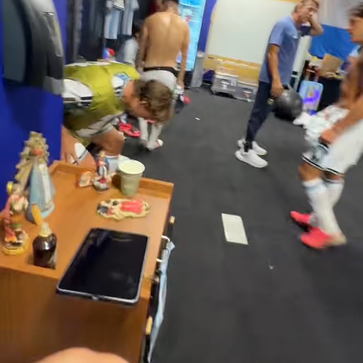 Pau_Monaco_'s tweet photo. Le selección con todos los santos en la mesita de luz para protegerse https://t.co/9QalszlSRS