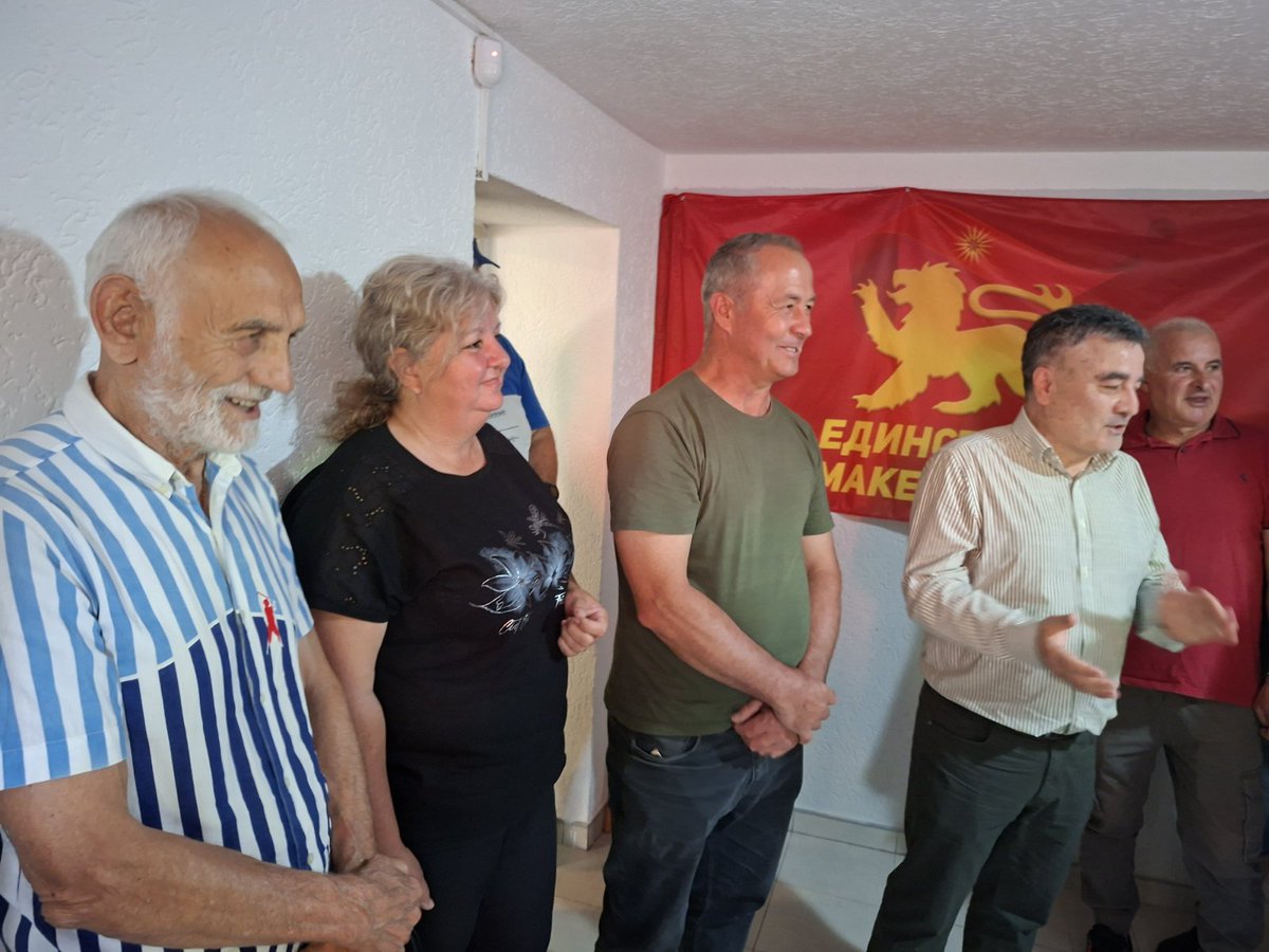 JankoBachev's tweet photo. МАРЕ СТОЈИЛОВА РЕИЗБРАНА ЗА ПРЕТСЕДАТЕЛКА НА ОПШТИНСКИОТ КОМИТЕТ ШТИП

Во просториите на Општинскиот комитет на Единствена Македонија во Штип за претседател на Општинскиот комитет Штип со нов четиригодишен мандат, повторно е избрана Маре Стојилова.

Во согласност со член 37 од Статутот на партијата, во тек е избор на претседатели на сите општински комитети на Единствена Македонија. 

Овој изборен циклус носи и значајна новина - за првпат воведуваме можност за самокандидирање за претседатели на општинските комитети. Со тоа партијата се отвора за сите граѓани кои сакаат активно политички да се ангажираат и да придонесат во остварувањето на визијата и целите на Единствена Македонија. Секој заинтересиран може да достави намера за кандидатура по електронски пат на press@edinstvenamakedonija.mk или во инбокс на официјалната Фејсбук страница. 

Но, во Штип не беше само избор - нашата Маре не воодушеви со македонската традиција и со многу љубов и посветеност лично подготви прекрасен коктел за присутните, збогатен со славеничка торта, како и традиционална македонска погача – гест што уште еднаш ја потврди нејзината гостопримливост, домаќински дух и почитување на македонските обичаи.

Приклучи се на Единствена Македонија!
Цела Македонија - Единствена Македонија!