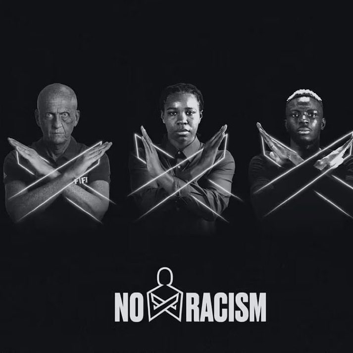 KRONIKInsights's tweet photo. Une honte pour la FIFA.

Le sélectionneur égyptien Hossam Hassan a effectué le geste « non au racisme » pendant le match.

Ce geste fait partie du protocole en trois étapes de la FIFA :

— interruption du match
— suspension du jeu si les actes racistes persistent
— abandon du match