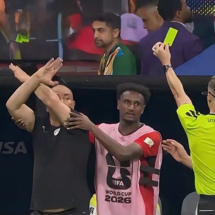 KRONIKInsights's tweet photo. Une honte pour la FIFA.

Le sélectionneur égyptien Hossam Hassan a effectué le geste « non au racisme » pendant le match.

Ce geste fait partie du protocole en trois étapes de la FIFA :

— interruption du match
— suspension du jeu si les actes racistes persistent
— abandon du match