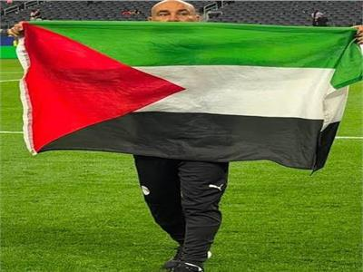 FerasAbuHelal's tweet photo. كريم خان، الجنائية الدولية، والفيفا، والمركزية الأوروبية
عندما أصدرت الجنائية الدولية طلب اعتقال ضد نتنياهو ووزير حربه، اتصل مسؤولون غربيون بالمدعي العام للمحكمة كريم خان، وقالوا له: هل صدقت أن المحكمة يمكن أن تستدعي مسؤولينا أو مسؤولي حلفائنا؟ هذه المحكمة وضعت لأجل البلطجية في روسيا وأفريقيا!
محام غربي مرموق صديق لكريم خان، قال له٬ إذا أصرت المحكمة على القرار ضد "إسرائيل" فإن الدول الكبرى ستسحقك. بعد ذلك بدأت قضايا الانتهاك الجنسي تحرك ضد كريم خان.
قرارات الفيفا وسلوكها المنحاز لأوروبا وال��رب عموما، وبدرجة ثانية منتخبات أمريكا اللاتينية (وهي منتخبات عمليا يلعب نجومها في أوروبا) تحكمها نفس عقلية المسؤولين الذين اتصلوا بكريم خان، وأوصلوا التهديدات له عبر أصدقائه: هذه المؤسسات لنا، وتعمل لصالحنا، وستبقى شفافة وعادلة ما لم تؤد هذه الشفافية إلى الانتقاص من تفوقنا.
وإذا أردنا أن "نتفلسف" قليلا، فإن الفيفا، والمنظومات الدولية بكل أنواعها، ستبقى محترمة من "المجتمع الدولي = الدول الغربية"، وستستمر، فقط إذا آمنت وحققت بسياساتها وممارساتها "المركزية الأوروبية"، وهي نفس المركزية التي دفعت فلاسفة أوروبيين كبار "تقدميين" ويساريين إلى دعم الاستعمار في أفريقيا مثلا، والتغاضي عن الإبادة الجماعية في فلسطين، وقبلها في أفريقيا، والاعتراف فقط بالإبادة الجماعية عندما تمت ضد يـــهود أوروبيين، ولذلك، فإن تلك الإبادة هي فقط ما تعنيهم، ولذلك أيضا يصيبهم مس من الجنون عندما تذكر كلمة "إبادة" لوصف المذبحة في غزة، لأنها ليست ضد أوروبيين كما حدث في الهولو كوست.
المركزية الأوروبية هي أم الكبائر، في السياسة والرياضة والاقتصاد وفي كل شيء، وهي أكبر ظاهرة عنصرية، عقلنت أبشع الجرائم في التاريخ.