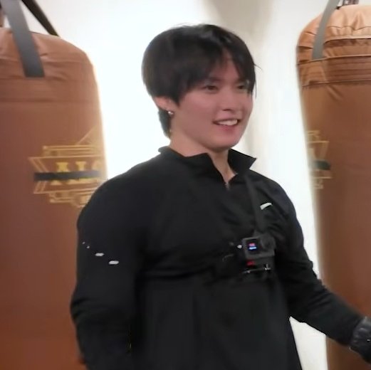lalalalalinos's tweet photo. toda vez que o minho aparece usando essa camisa é pra fazer história https://t.co/5cqwibOOmZ