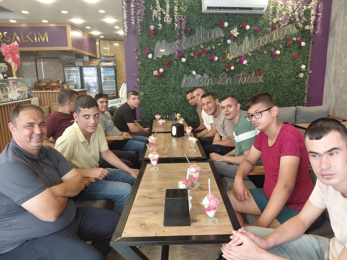 KilisAsh's tweet photo. 📌Etkinlik 

Müdürlüğümüze bağlı Hacı Salih ve Mine Kara Engelsiz Yaşam Bakım, Rehabilitasyon ve Aile Danışma Merkezi Müdürlüğü'nde koruma ve bakım altında bulunan bireylerimizle dondurma keyfi yaşadık. https://t.co/ngUoFh4Tam