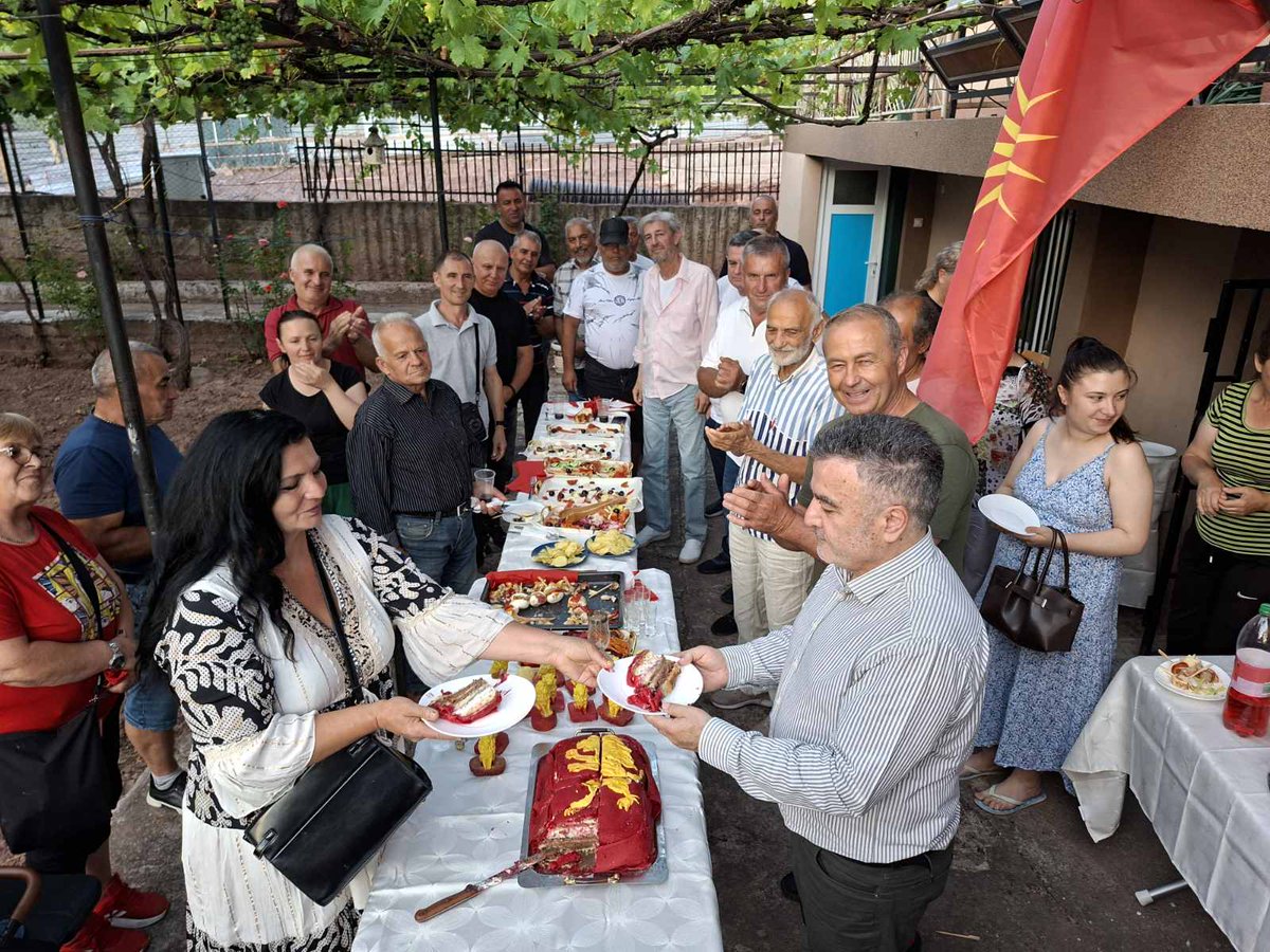 JankoBachev's tweet photo. МАРЕ СТОЈИЛОВА РЕИЗБРАНА ЗА ПРЕТСЕДАТЕЛКА НА ОПШТИНСКИОТ КОМИТЕТ ШТИП

Во просториите на Општинскиот комитет на Единствена Македонија во Штип за претседател на Општинскиот комитет Штип со нов четиригодишен мандат, повторно е избрана Маре Стојилова.

Во согласност со член 37 од Статутот на партијата, во тек е избор на претседатели на сите општински комитети на Единствена Македонија. 

Овој изборен циклус носи и значајна новина - за првпат воведуваме можност за самокандидирање за претседатели на општинските комитети. Со тоа партијата се отвора за сите граѓани кои сакаат активно политички да се ангажираат и да придонесат во остварувањето на визијата и целите на Единствена Македонија. Секој заинтересиран може да достави намера за кандидатура по електронски пат на press@edinstvenamakedonija.mk или во инбокс на официјалната Фејсбук страница. 

Но, во Штип не беше само избор - нашата Маре не воодушеви со македонската традиција и со многу љубов и посветеност лично подготви прекрасен коктел за присутните, збогатен со славеничка торта, како и традиционална македонска погача – гест што уште еднаш ја потврди нејзината гостопримливост, домаќински дух и почитување на македонските обичаи.

Приклучи се на Единствена Македонија!
Цела Македонија - Единствена Македонија!