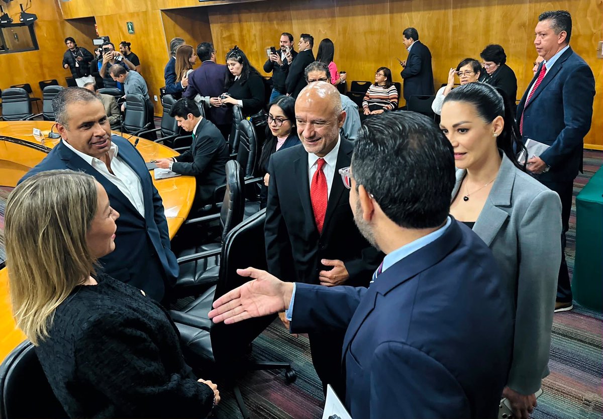 Veronica_mtz's tweet photo. El día de hoy solicité al Secretario de Infraestructura, Comunicaciones y Transportes, Ing. Jesús Antonio Esteva, el inicio de los trabajos de conservación y mantenimiento del tramo carretero Torreón–Saltillo, así como la ampliación y modernización del tramo Monclova–Saltillo…. https://t.co/tMUMtdgo2w
