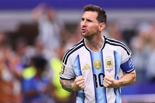 AURAGOALX's tweet photo. 🚨🗣️ Reporter: “Lautaro, what a comeback! Argentina were behind but turned it around to win. Your message after the game?”

🗣️ Lautaro Martínez: “I will always tell everyone  we believe in Messi more than the world does. He is our leader, our king. When the team needs him, he delivers. This is why he is the greatest.”