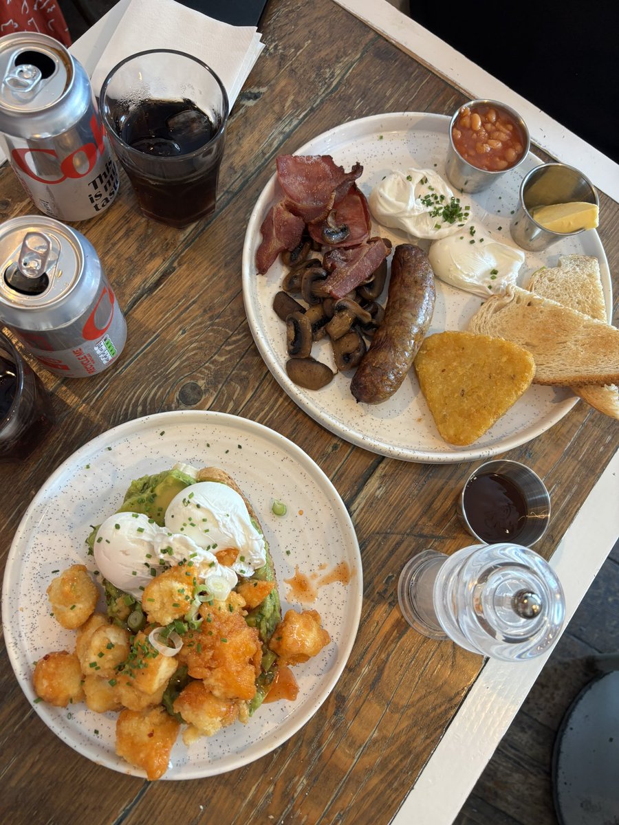 shushulives's tweet photo. hot honey halloumi on avo toast with poached eggs https://t.co/hyIRl2SZaM