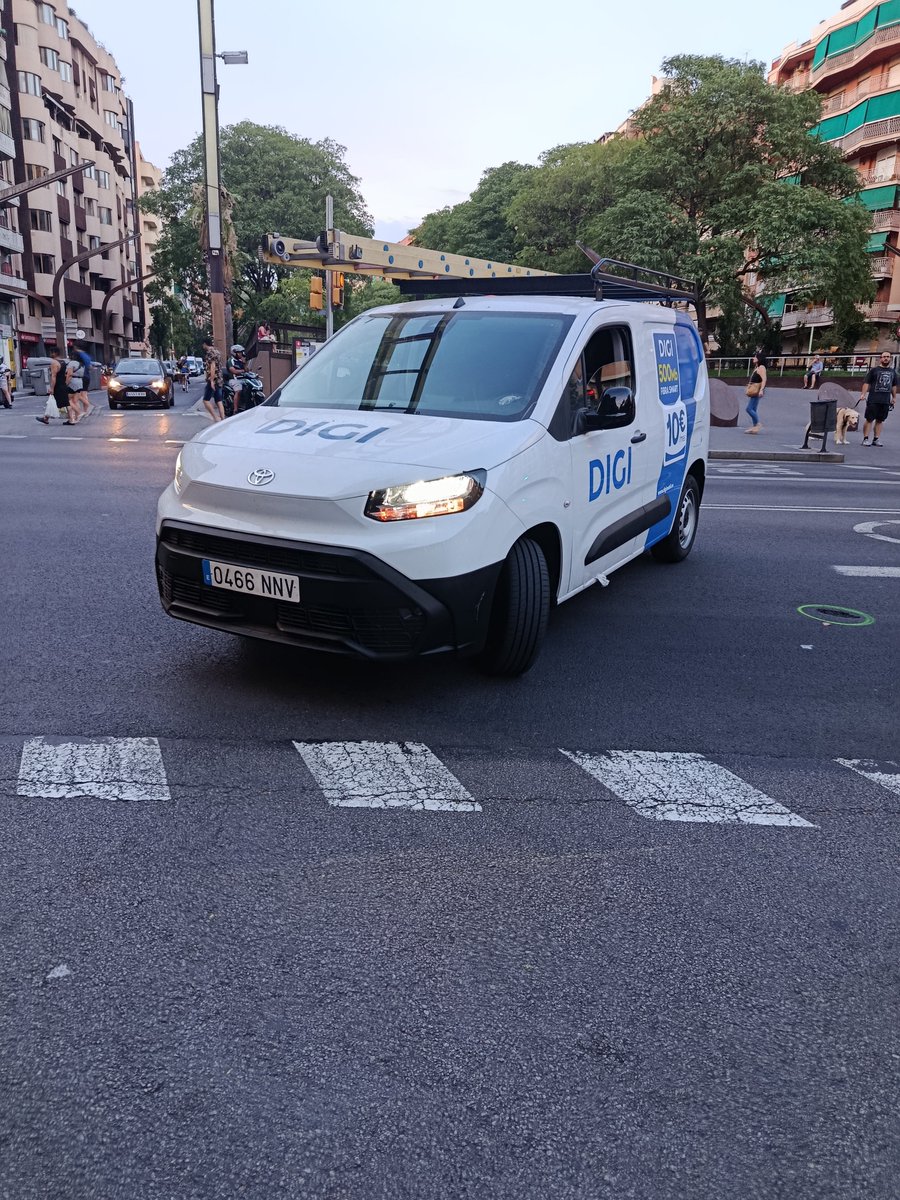 RapsodiaEr95917's tweet photo. Aquesta furgo de @digimobil_es, avui 7/07/26 a les 21:09 en Barcelona gairebé m'atropella mentre jo creuava pel pas de vianants, per haver fet un gir prohibit a la carretera de Sants amb Rambla badal. La furgoneta anava sentit L'hospitalet. @GUBBarcelona @moss https://t.co/VN8JKBrqXn