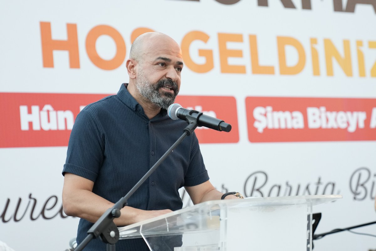 diyarbakirbld's tweet photo. 🍲10 Bin Aşure Dayanışmayla Paylaşıldı

📌 Büyükşehir Belediyemiz, Muharrem Ayı kapsamında Dağkapı Meydanı, Koşuyolu Parkı ve Kent Meydanı'nda düzenlediği etkinlikte 10 bin aşureyi yurttaşlarla paylaştı. Sosyal Hizmetler Dairesi Başkanlığı tarafından düzenlenen programda, aşurenin paylaşma, dayanışma, kardeşlik ve barışın simgesi olduğu vurgulandı. Kent Meydanı'ndaki etkinlik, Pir Sultan Abdal Kültür Derneği Diyarbakır Şubesi (PSAKD) iş birliğiyle gerçekleştirildi. Programda konuşan Sosyal Hizmetler Dairesi Başkanımız Ömer Saman, aşurenin yalnızca bir lokma değil, aynı zamanda hafıza, dayanışma ve ortak yaşam olduğunu belirtti. Etkinlik, bağlama eşliğinde deyişlerin seslendirilmesiyle sona erdi.

🍲 10 Hezar Aşûre Bi Hevgirtinê Hat Parvekirin

📌 Şaredariya me ya Bajarê Mezin, di çarçoveya Meha Miheremê de li Meydana Deriyê Çiyê, Parka Koşuyoluyê û Meydana Bajêr çalakî li dar xistin û 10 hezar aşûre bi welatiyan re parve kir. Di bernameyekê de ku ji aliyê Serokatiya Daîreya Xizmetên Civakî ve hat organîzekirin hat destnîşankirin ku aşûre sembola parvekirin, hevgirtin, biratî û aştiyê ye. Çalakiya li Meydana Bajêr, bi hevkariya Komeleya Çandê ya Pîr Sûltan Abdal Şaxa Amedê (PSAKD) hat lidarxistin. Serokê Daîreya Xizmetên Civakî ya Şaredariyê Omer Saman di bernameyê de axivî û diyar kir ku aşûre ne tenê loqek xwarinê ye, di heman demê de bîr (hafize), hevgirtin û jiyana hevpar e.
Çalakî, piştî strîna deyişên bi tembûrê bi dawî bû.

#Diyarbakır #Amed