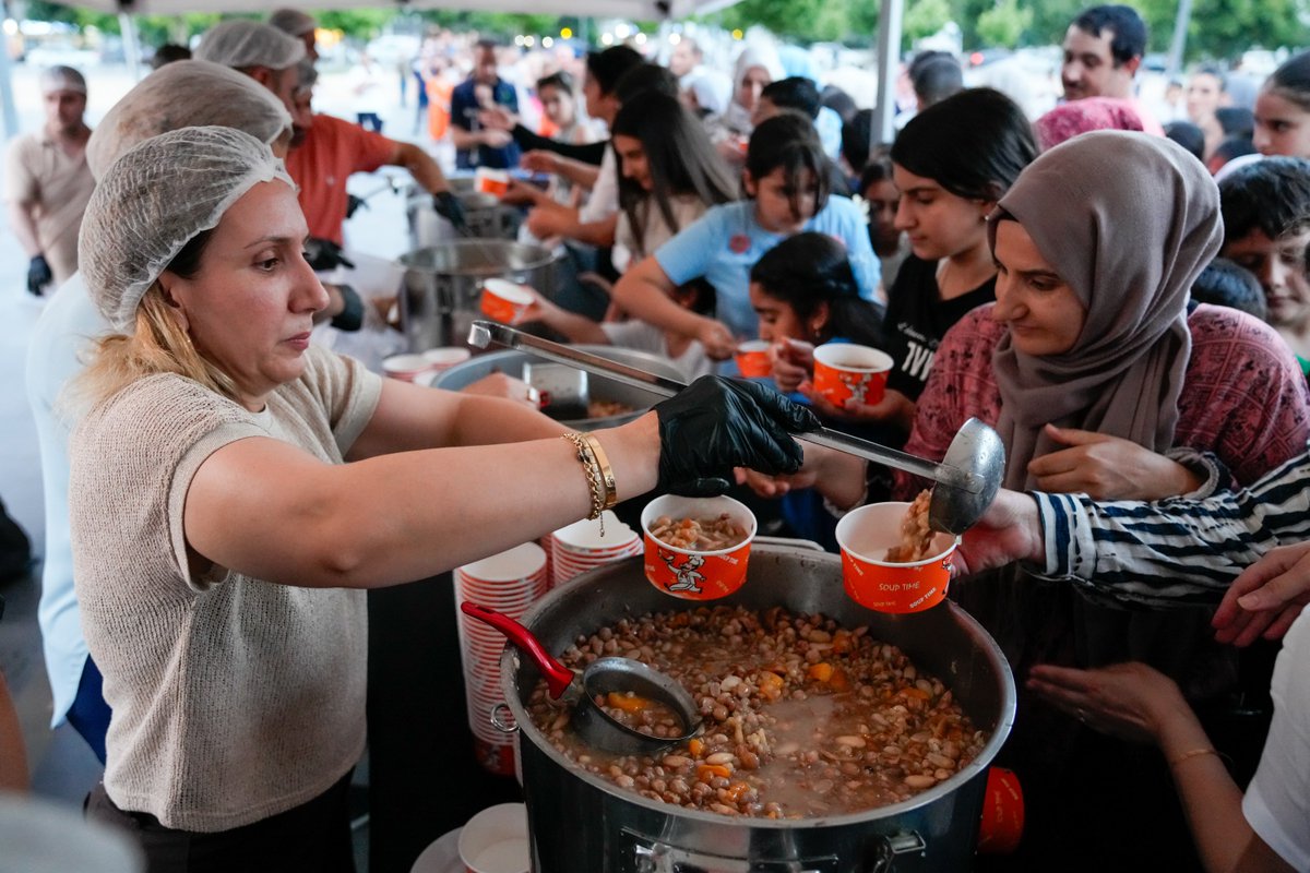 diyarbakirbld's tweet photo. 🍲10 Bin Aşure Dayanışmayla Paylaşıldı

📌 Büyükşehir Belediyemiz, Muharrem Ayı kapsamında Dağkapı Meydanı, Koşuyolu Parkı ve Kent Meydanı'nda düzenlediği etkinlikte 10 bin aşureyi yurttaşlarla paylaştı. Sosyal Hizmetler Dairesi Başkanlığı tarafından düzenlenen programda, aşurenin paylaşma, dayanışma, kardeşlik ve barışın simgesi olduğu vurgulandı. Kent Meydanı'ndaki etkinlik, Pir Sultan Abdal Kültür Derneği Diyarbakır Şubesi (PSAKD) iş birliğiyle gerçekleştirildi. Programda konuşan Sosyal Hizmetler Dairesi Başkanımız Ömer Saman, aşurenin yalnızca bir lokma değil, aynı zamanda hafıza, dayanışma ve ortak yaşam olduğunu belirtti. Etkinlik, bağlama eşliğinde deyişlerin seslendirilmesiyle sona erdi.

🍲 10 Hezar Aşûre Bi Hevgirtinê Hat Parvekirin

📌 Şaredariya me ya Bajarê Mezin, di çarçoveya Meha Miheremê de li Meydana Deriyê Çiyê, Parka Koşuyoluyê û Meydana Bajêr çalakî li dar xistin û 10 hezar aşûre bi welatiyan re parve kir. Di bernameyekê de ku ji aliyê Serokatiya Daîreya Xizmetên Civakî ve hat organîzekirin hat destnîşankirin ku aşûre sembola parvekirin, hevgirtin, biratî û aştiyê ye. Çalakiya li Meydana Bajêr, bi hevkariya Komeleya Çandê ya Pîr Sûltan Abdal Şaxa Amedê (PSAKD) hat lidarxistin. Serokê Daîreya Xizmetên Civakî ya Şaredariyê Omer Saman di bernameyê de axivî û diyar kir ku aşûre ne tenê loqek xwarinê ye, di heman demê de bîr (hafize), hevgirtin û jiyana hevpar e.
Çalakî, piştî strîna deyişên bi tembûrê bi dawî bû.

#Diyarbakır #Amed