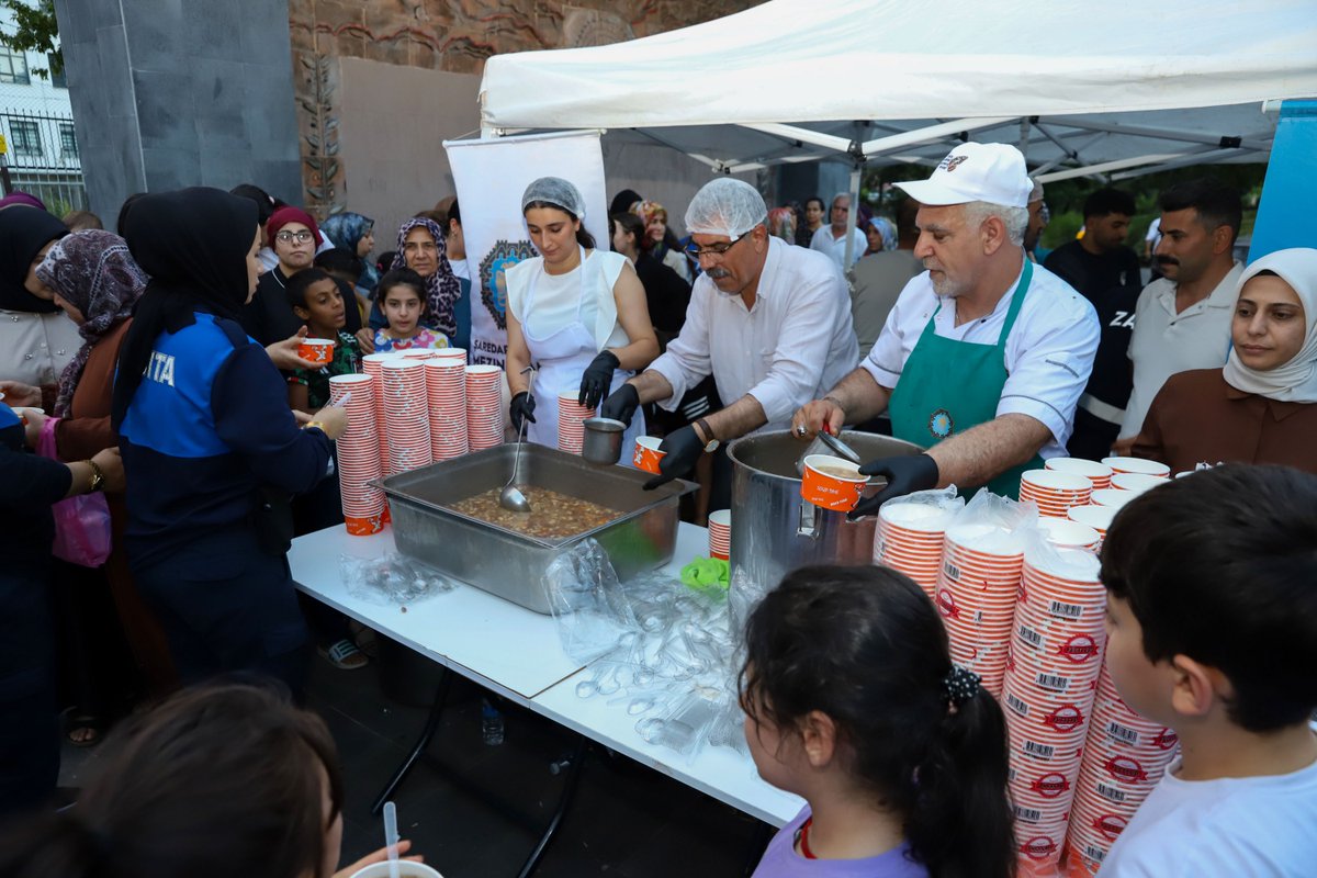diyarbakirbld's tweet photo. 🍲10 Bin Aşure Dayanışmayla Paylaşıldı

📌 Büyükşehir Belediyemiz, Muharrem Ayı kapsamında Dağkapı Meydanı, Koşuyolu Parkı ve Kent Meydanı'nda düzenlediği etkinlikte 10 bin aşureyi yurttaşlarla paylaştı. Sosyal Hizmetler Dairesi Başkanlığı tarafından düzenlenen programda, aşurenin paylaşma, dayanışma, kardeşlik ve barışın simgesi olduğu vurgulandı. Kent Meydanı'ndaki etkinlik, Pir Sultan Abdal Kültür Derneği Diyarbakır Şubesi (PSAKD) iş birliğiyle gerçekleştirildi. Programda konuşan Sosyal Hizmetler Dairesi Başkanımız Ömer Saman, aşurenin yalnızca bir lokma değil, aynı zamanda hafıza, dayanışma ve ortak yaşam olduğunu belirtti. Etkinlik, bağlama eşliğinde deyişlerin seslendirilmesiyle sona erdi.

🍲 10 Hezar Aşûre Bi Hevgirtinê Hat Parvekirin

📌 Şaredariya me ya Bajarê Mezin, di çarçoveya Meha Miheremê de li Meydana Deriyê Çiyê, Parka Koşuyoluyê û Meydana Bajêr çalakî li dar xistin û 10 hezar aşûre bi welatiyan re parve kir. Di bernameyekê de ku ji aliyê Serokatiya Daîreya Xizmetên Civakî ve hat organîzekirin hat destnîşankirin ku aşûre sembola parvekirin, hevgirtin, biratî û aştiyê ye. Çalakiya li Meydana Bajêr, bi hevkariya Komeleya Çandê ya Pîr Sûltan Abdal Şaxa Amedê (PSAKD) hat lidarxistin. Serokê Daîreya Xizmetên Civakî ya Şaredariyê Omer Saman di bernameyê de axivî û diyar kir ku aşûre ne tenê loqek xwarinê ye, di heman demê de bîr (hafize), hevgirtin û jiyana hevpar e.
Çalakî, piştî strîna deyişên bi tembûrê bi dawî bû.

#Diyarbakır #Amed