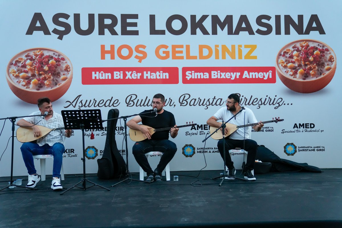 diyarbakirbld's tweet photo. 🍲10 Bin Aşure Dayanışmayla Paylaşıldı

📌 Büyükşehir Belediyemiz, Muharrem Ayı kapsamında Dağkapı Meydanı, Koşuyolu Parkı ve Kent Meydanı'nda düzenlediği etkinlikte 10 bin aşureyi yurttaşlarla paylaştı. Sosyal Hizmetler Dairesi Başkanlığı tarafından düzenlenen programda, aşurenin paylaşma, dayanışma, kardeşlik ve barışın simgesi olduğu vurgulandı. Kent Meydanı'ndaki etkinlik, Pir Sultan Abdal Kültür Derneği Diyarbakır Şubesi (PSAKD) iş birliğiyle gerçekleştirildi. Programda konuşan Sosyal Hizmetler Dairesi Başkanımız Ömer Saman, aşurenin yalnızca bir lokma değil, aynı zamanda hafıza, dayanışma ve ortak yaşam olduğunu belirtti. Etkinlik, bağlama eşliğinde deyişlerin seslendirilmesiyle sona erdi.

🍲 10 Hezar Aşûre Bi Hevgirtinê Hat Parvekirin

📌 Şaredariya me ya Bajarê Mezin, di çarçoveya Meha Miheremê de li Meydana Deriyê Çiyê, Parka Koşuyoluyê û Meydana Bajêr çalakî li dar xistin û 10 hezar aşûre bi welatiyan re parve kir. Di bernameyekê de ku ji aliyê Serokatiya Daîreya Xizmetên Civakî ve hat organîzekirin hat destnîşankirin ku aşûre sembola parvekirin, hevgirtin, biratî û aştiyê ye. Çalakiya li Meydana Bajêr, bi hevkariya Komeleya Çandê ya Pîr Sûltan Abdal Şaxa Amedê (PSAKD) hat lidarxistin. Serokê Daîreya Xizmetên Civakî ya Şaredariyê Omer Saman di bernameyê de axivî û diyar kir ku aşûre ne tenê loqek xwarinê ye, di heman demê de bîr (hafize), hevgirtin û jiyana hevpar e.
Çalakî, piştî strîna deyişên bi tembûrê bi dawî bû.

#Diyarbakır #Amed