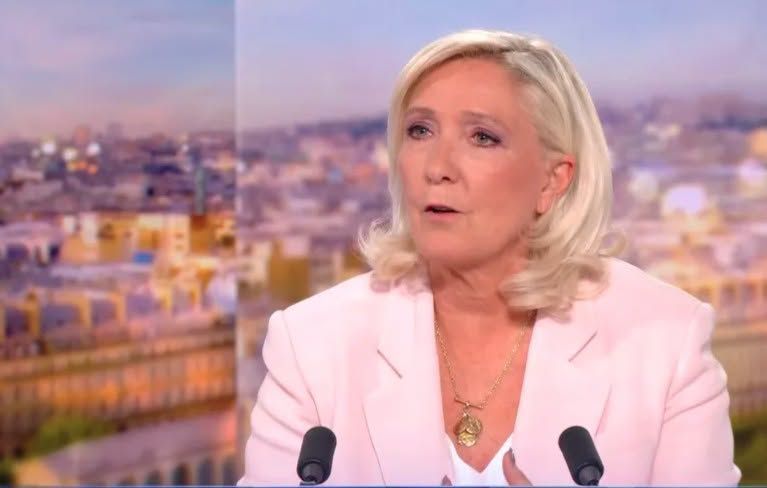 PxlNight's tweet photo. Qui vole les Français se présente à la présidentielle:

Marine Le Pen du #RN a été condamnée à une peine d'1 an sous bracelet électronique ainsi qu'à une peine d'inéligibilité de 15 mois. Malgré cette condamnation, elle annonce sa candidature à l'élection présidentielle. V https://t.co/0FdpMfoFOO