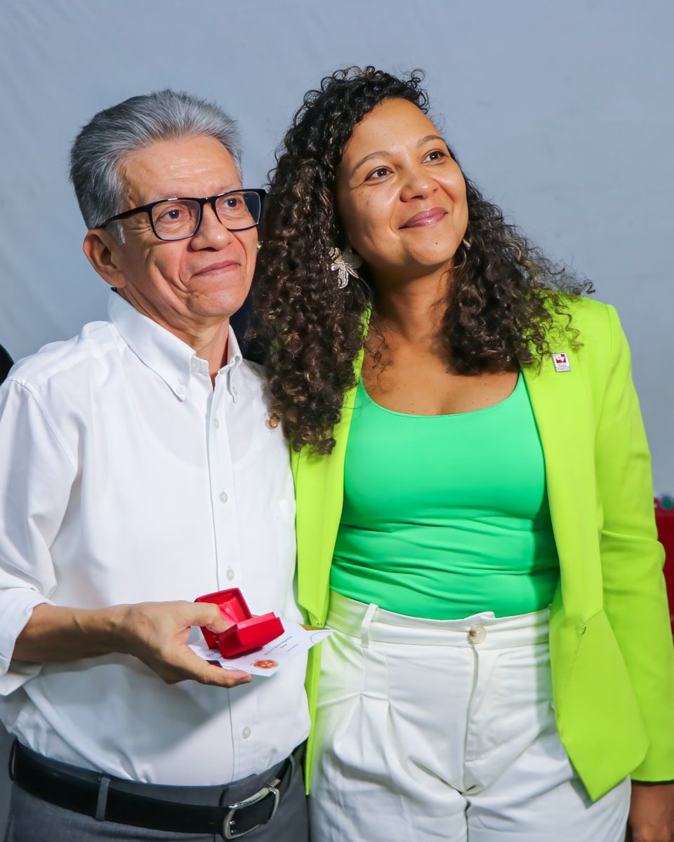UnivalleCol's tweet photo. Univalle entrega distinciones a 351 funcionarios, docentes y trabajadores 🥇 En reconocimiento al trabajo de las y los servidores públicos de la institución, #Univalle realizó la entrega de "Botones de Antigüedad”👉 https://t.co/ibvMhjLv7o 👈 https://t.co/2iLqnGVL73