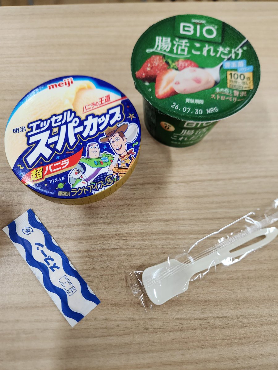 nagamimi3's tweet photo. 夜勤のいい所は好きにコンビニへ行けること、それくらいしかいいところがない https://t.co/HXvTVOboop