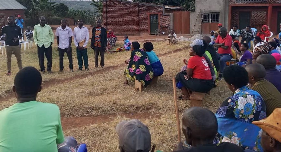 rwimiterer's tweet photo. Umukozi  ushinzwe imibereho myiza y’abaturage mukagari ka Rwimitereri  @NdagijimFaustin yayoboye inteko  y'abaturage bo mu Kagari ka Rwimitereri 
Abaturage bibukijwe ko bafite inshingano zo kwishyura Mituweli 2026-2027, kwizigamira muri Ejo Heza kugirango bazagore amasaziro neza. https://t.co/zeRiK9kdPw