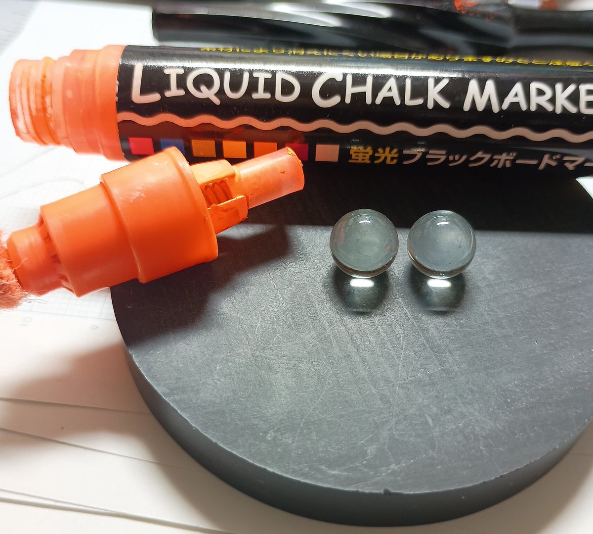 kuroi__kyo's tweet photo. 知ってる人には当り前の事だけど

使い終わったボードマーカーとかをバラすと
中から小っさ可愛いビー玉が出て来るよ

色やサイズはメーカーによってまちまちだけどだいたい8〜10㎜位の無色や薄い水色とかの玉が1個か2個入ってる❢

コレ、何かに使えないかな
結構貯まって来た…🤔 https://t.co/SEN6bQO8hl