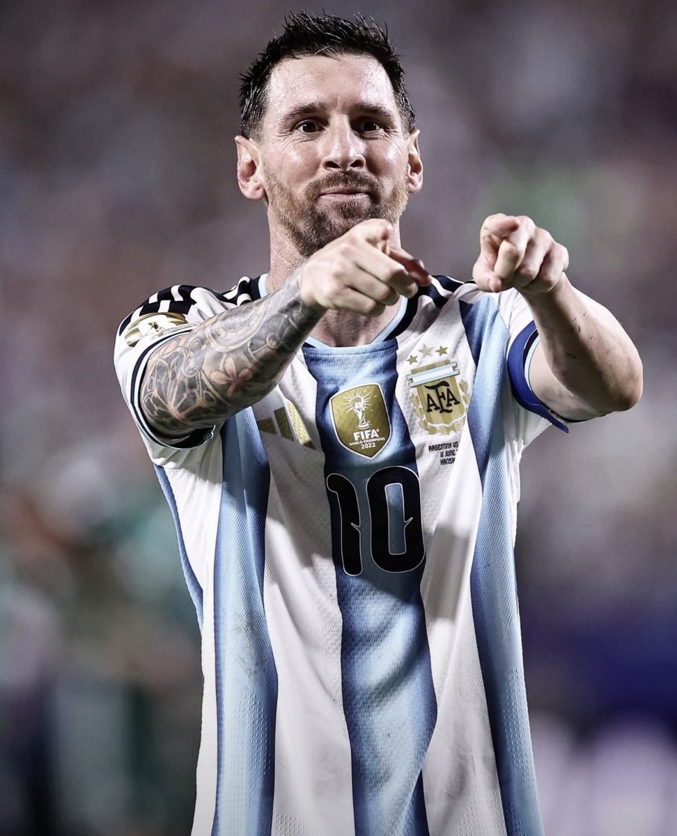 CliffOvo's tweet photo. Messi just changed position to the Left Wing and everything changed. That man is so intelligent.
GOAT behavior. https://t.co/ONJw9fUbDx