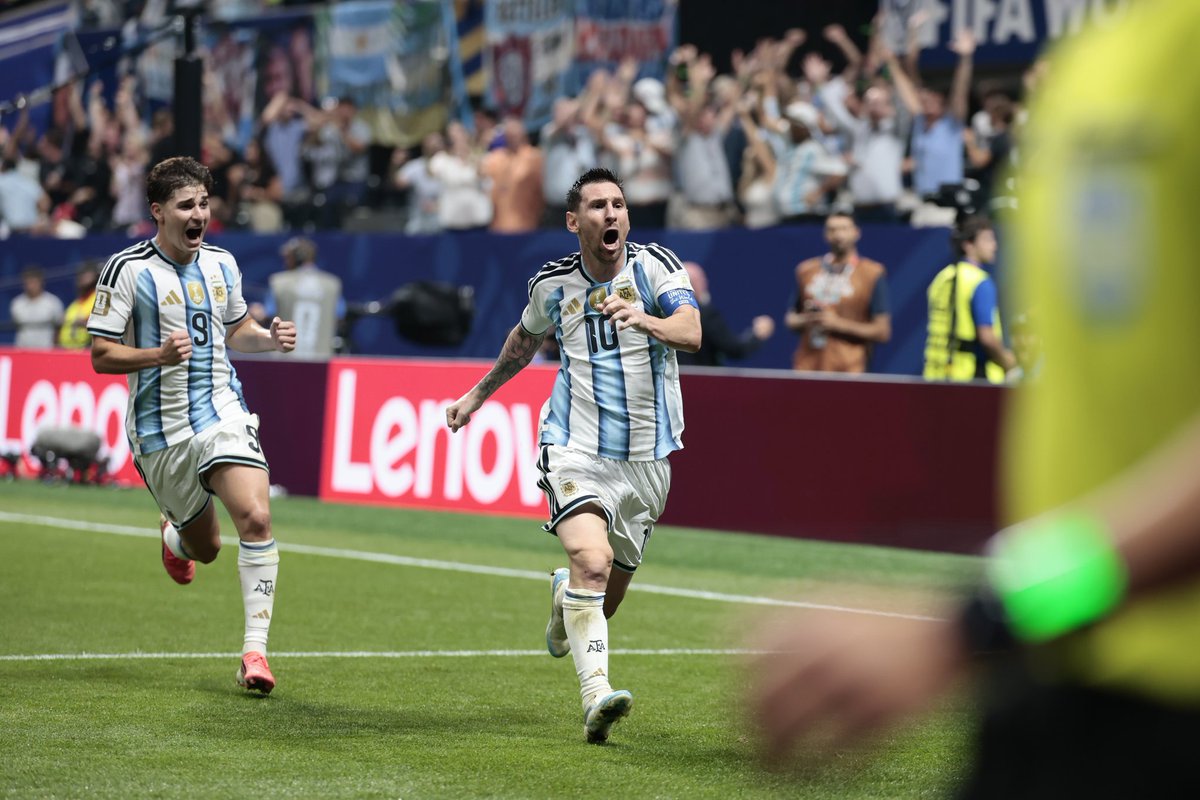 DeportivoBA's tweet photo. Postales de una noche para guardar en la historia. 🇦🇷✨

Argentina se levantó de un 0-2 que parecía imposible, lo dio vuelta con los goles de C. Romero, Messi y E. Fernández y se metió en los cuartos de final del Mundial 2026 con una victoria épica ante Egipto. 

📷 @Argentina https://t.co/TUvUENp3af
