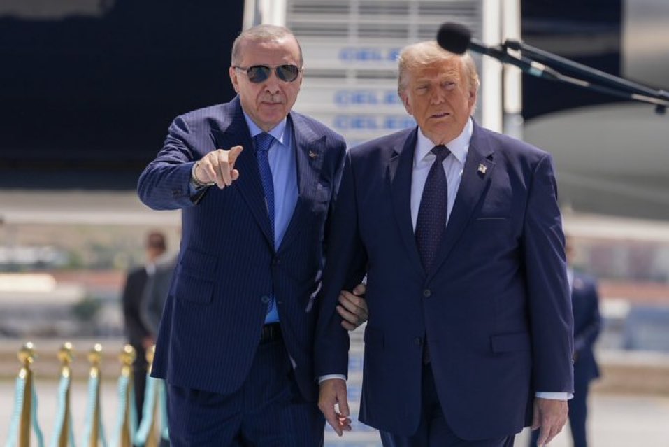 maliozgur's tweet photo. Şu fotoğrafı öve öve bitiremeyip akla hayale gelmedik anlamlar yükleyen bir sürü kişi gördüm.
Yahu, bu herif pedofili bir sapık değil mi?
Eli kanlı, milyonlarca Müslümanın katili değil mi?
Cumhurbaşkanımıza hakaretler savuran kaba saba bir hadsiz değil mi?
Ülkemizi, parasını ödediğimiz F-35 projesinden çıkarıp paramıza çöken bir haydut değil mi?
Bunun nesiyle övünüyor, bunu nasıl bir başarı diye servis ediyorsunuz?