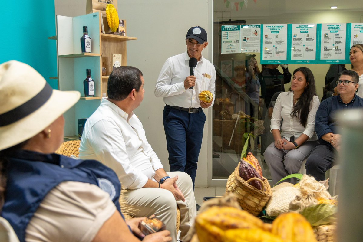 Leoorlandoa's tweet photo. Celebramos el Día Internacional del Cacao y de la Conservación de los suelos con acciones concretas que fortalecen el futuro de nuestra producción. 

Compartimos una gran noticia para Manabí: ya constan en el Registro Oficial dos ordenanzas que marcan un antes y un después para el desarrollo sostenible de nuestra provincia:

✅ La creación e institucionalización de la Mesa Técnica de la Cadena de Valor del Cacao de Manabí.
✅ La institucionalización de la Agenda de Cacao Sostenible y Libre de Deforestación de Manabí.

Estos instrumentos consolidan una visión que protege nuestros bosques, fortalece a los productores, promueve la competitividad y posiciona al cacao manabita como un referente de calidad y sostenibilidad.

Hoy también vivimos una exposición en Portoviejo junto a productores y emprendedores que transforman nuestra pepa de oro en chocolates de extraordinaria calidad y otros productos, demostrando que el valor agregado, la innovación y el talento de nuestra gente son el camino para seguir llevando el nombre de Manabí al Ecuador y al mundo.