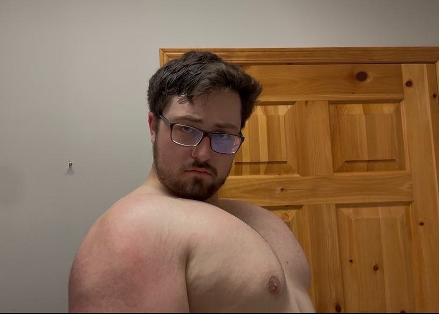 CaelKaleCael's tweet photo. It’s my birthday today! | #gym #upperbody #liftingboy #gymselfie #gaygym #powerlifting #beefy https://t.co/hCq4nw19At