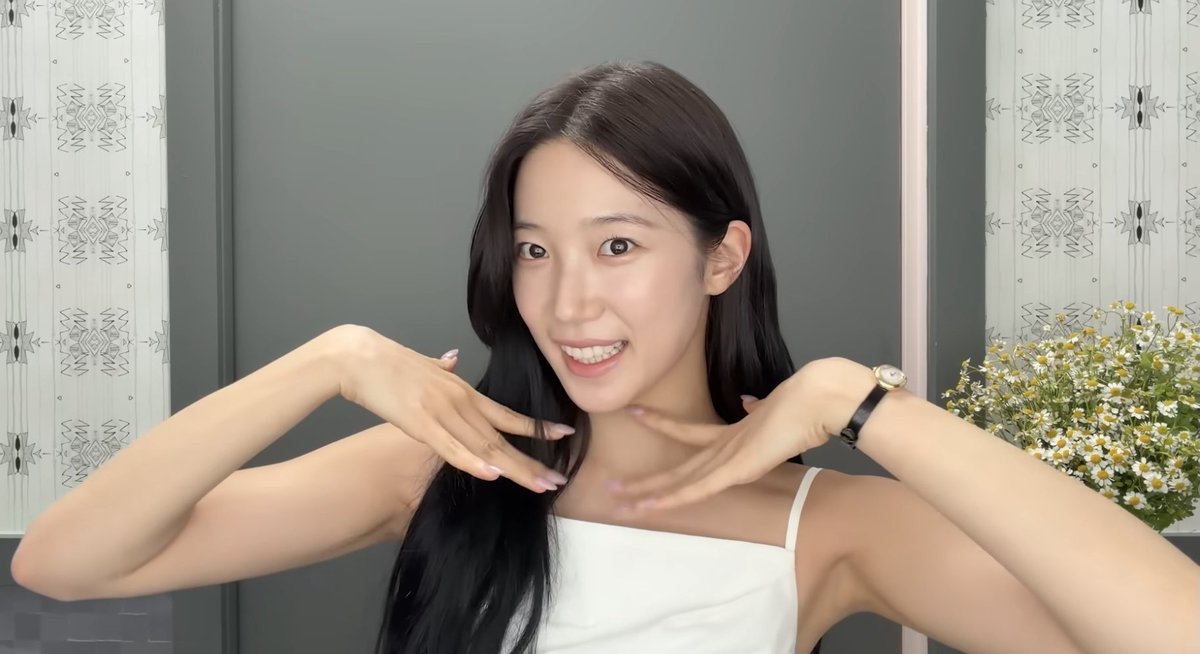 Zerxlsf's tweet photo. Kazuha's final look after her morning skincare and makeup literally an angel https://t.co/h3a8GfaioL