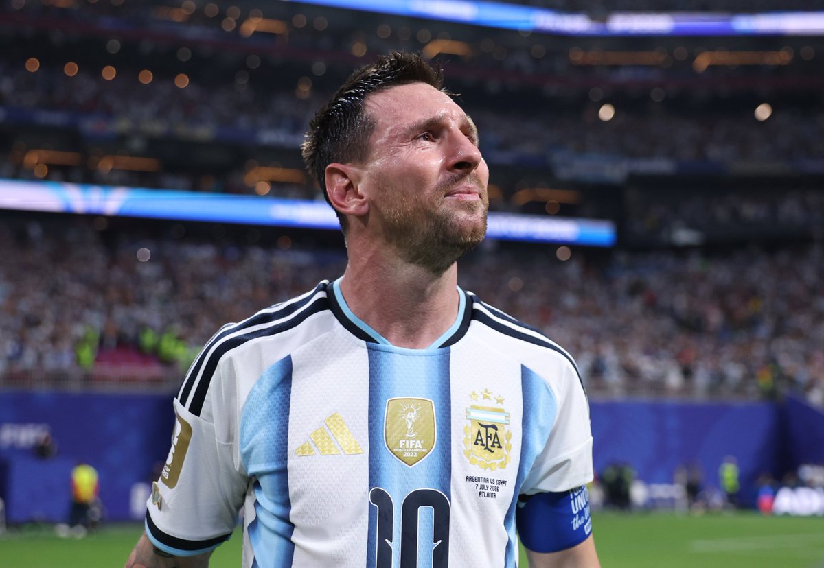 martinidaberry's tweet photo. Algunas cosas del partido con Egipto:

-Que deporte insalubre, LPM.
-Todavía me tiembla el cuerpo. 
-Crei que haber muerto en la final anterior me habia hecho inmune a esto. No.
-Vamos al partido.
-Argentina fue vulnerable en defensa.
-Egipto encontró espacios en los primeros 20 minutos. 
-La defensa quedaba abierta, como el mar rojo.
-Despues de la primera pausa, Argentina fue mejor y erró goles increibles.
-Alexis y Enzo presionaban alto y Julián se asociaba bien.
-Tagliafico era un puntero mas.
-Dibu dio inseguridad por primera vez desde que juega en Argentina.
-Lisandro perdió en el 1-0 y le afectó durante mucho tiempo. Después levantó.
- A Egipto en media hora le salió todo.
-Y en el arco estaban Ramsés, Tutankamon, Cleopatra y la madre que la parió.
-(Hacé tiempo ahora, momia)
-No me gustó el partido de De Paul.
-Scaloni tardó en sacarlo. 
-El peor penal pateado en la carrera de Messi.
-El gol anulado a Egipto no sirvió de advertencia.
-Bajenlooooo, fue el grito común. 
-No lo bajaron DOS VECES.
-El segundo de ellos fue un tiro al medio del pecho.
-Miré al piso, ya no habia tiempo. Les juro que no.
-Imaginé al Chavo Fucks mexicano gozando el fin de Messi.
-Imaginé los reels con los festejos portugueses, la cargada madridista y a Arturo Vidal durmiendo tranquilo a los hijos.
-Imaginé que no lo iba a ver mas con la 10.
-Y una nube de sombras se posó sobre Argentina. 
-Pero no. 
-Maradona nos hubiera dicho, mirándonos de frente, que la tenemos todos adentro.
-Nos va a costar dimensionar la importancia del gol del Cuti.
-Ese gol fue el RCP del equipo, del cuerpo técnico, de la gente allá y de toda la gente acá. 
-Lautaro entró un fenómeno. 
-Toro, ojalá alguna vez alguien te diga lo que te quiero
-El árbitro era francés y bombero.
-Salah jugó un gran partido.
-Habia un delantero rapidito al que desee cortarle las piernas.
-El capitán nuestro estuvo sin piernas desde los 10 del ST.
-El mundial mas visceral de Messi.
-¿Ustedes vieron como le pegó en el segundo gol?
-Parece un lugar común, pero Messi juega con el corazón siempre. 
-Y pone en juego, de la mejor manera, los nuestros.
-El corte de Paredes cuando estábamos 2 a 2 es emocionante y demencial.
-El conductor de este equipo es Paredes.
-Paredes no debe salir nunca más.
-No tengo dudas: Argentina tiene el mejor 5 del mundo.
-Para el tercero la contra perfecta, esta vez, fue nuestra.
-Robo de Julián, centro de Lautaro. Se detuvo el tiempo, el oxígeno, el viento. 
-El frentazo de Enzo Fernández quedará en la historia. 
-Terminalo Francés AVERIGUÁ LA DIRECCION DE ESTE SORETE
-A estos pibes, para matarlos, tenes que matarlos dos veces. O tres.
-Las lágrimas de Scaloni al final lo convirtieron en un espectador. Como nosotros. 
-Las lágrimas de Messi me dan vida, me dan fuerzas para seguir, para abrazar a mi viejo, a mis amigos, a vos.
-Y sirven para creer que siempre hay un baile mas, aunque por un momento se crea que no.

-ACÁ ESTA EL CAMPEÓN DEL MUNDO.
-En cuartos y mas vivos que nunca.
-Vengan de a uno.
