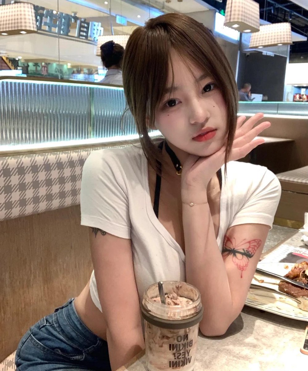 CrystalShe22356's tweet photo. Nothing beats finding a cozy booth and taking a slow moment to unwind with a sweet treat. 🍨 https://t.co/QlSsMskTxV
