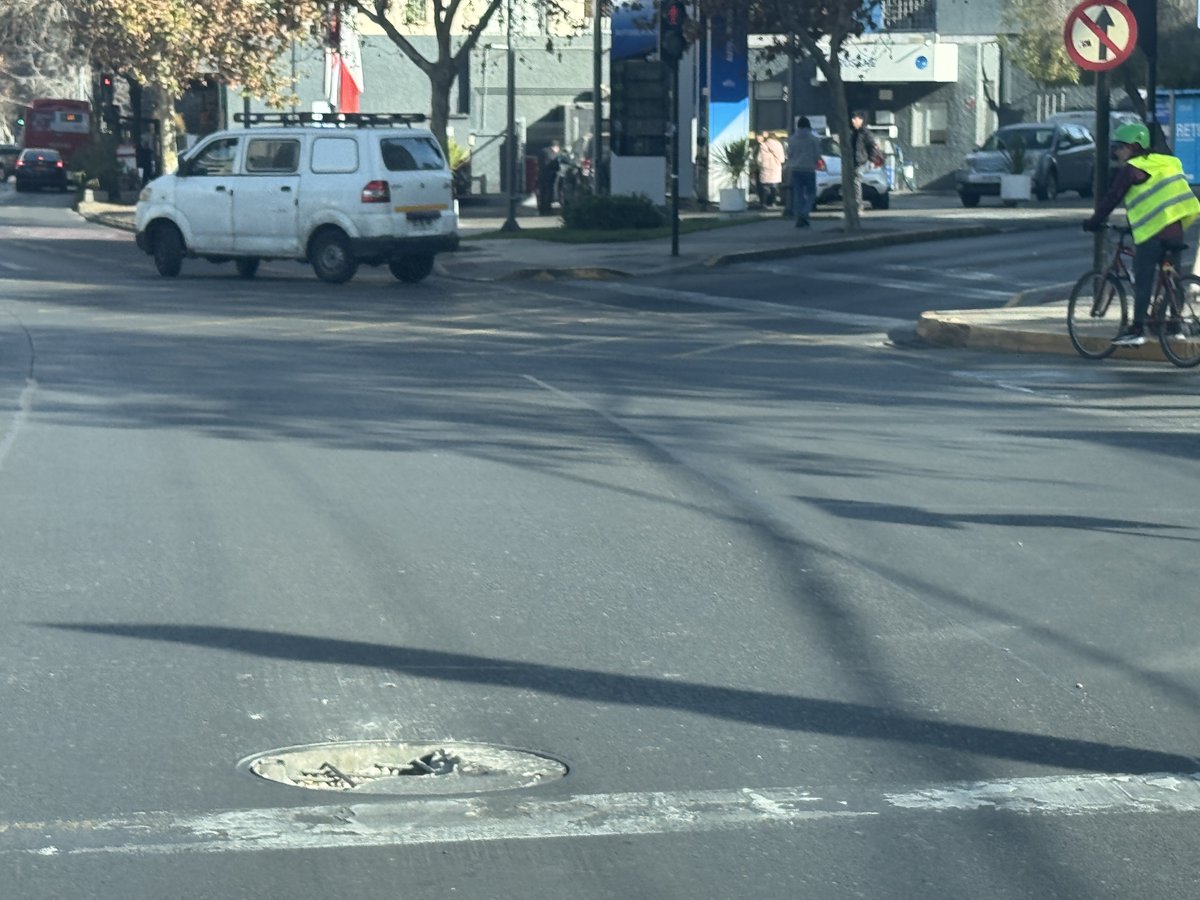 paismel's tweet photo. Av. Bilbao (2da pista) esquina Román Díaz. Peligrosísimo. Tapa de registro rota. @Muni_provi https://t.co/i6cFlICuth