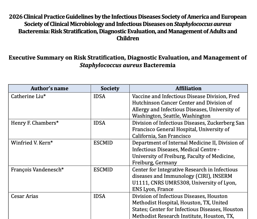 LuisOliverio's tweet photo. Aún no sale "oficialmente", pero aquí están las últimas guías 2026, de la IDSA, de Bacteriemia por Staphylococcus aureus. Puntos clave: 

🔴 Nueva clasificación: Abandona los términos "complicada/no complicada". Ahora es “Bajo Riesgo” o “Riesgo alto” (bacteriemia comunitaria, hemocultivos positivos ≥ 48h, o dispositivos).

🔴 Recuerda siempre tomar al menos 2 sets a las 48 horas del primer cultivo positivo. Repite cada 24-48 horas hasta negativizar. El primer cultivo negativo es el "Día 0" para contar los días de antibiótico.

🔴 Ahora se recomienda Ecocardiograma a todos. Solicítalo transesofágico si hay factores de riesgo de endocarditis. 

🔴 Si un paciente es de riesgo incrementado y no le encuentras el foco tras la evaluación inicial: 18F-FDG-PET/CT.

🔴 Tratamiento por 14 días desde el "Día 0" en bajo riesgo. En alto riesgo también, si no hay metástasis. Tratamientos más largos se reservan para fallas de control del foco o bacteriemias prolongadas.

La pueden bajar directo en el canal (https://t.co/3O93s10lns).