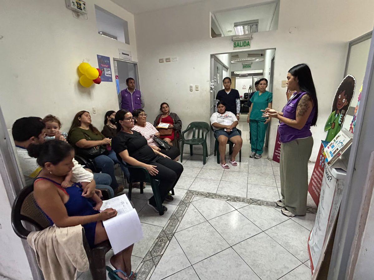 Salud_Guayas's tweet photo. De 6 meses hasta los 2 años, la #LactanciaMaterna sigue siendo vital para el desarrollo del bebé. Por esta razón la nutricionista comunitaria de @Salud_Ec socializa sobre su importancia con madres de familia en etapa lactante de la parroquia #Ayacucho. https://t.co/zCEKOEbbKf