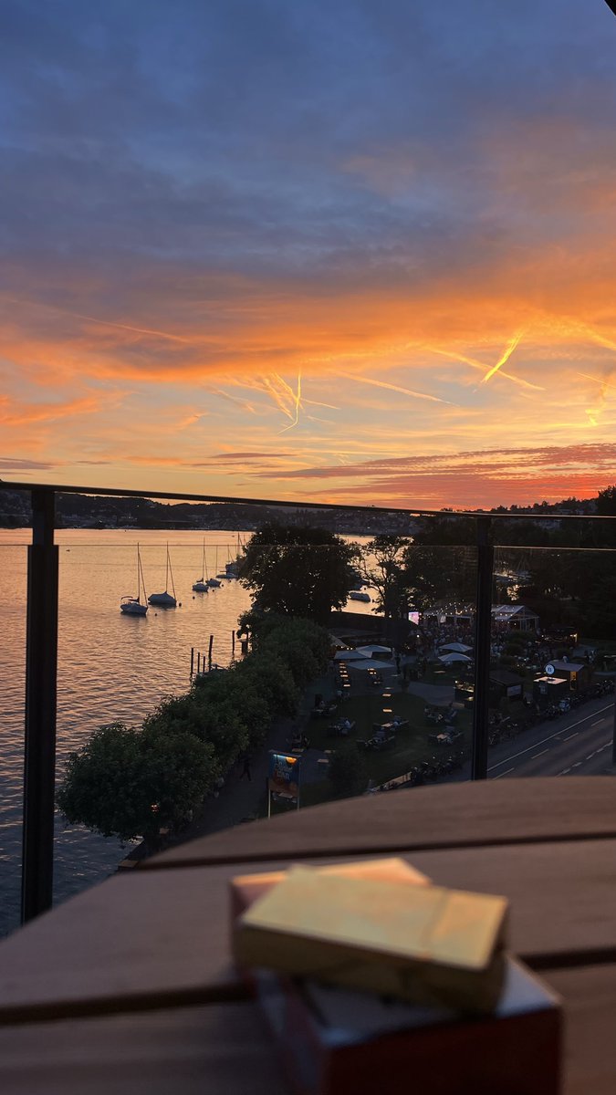 Butteraussahne's tweet photo. Today i decided not to work.
Instead i decided to smoke some chinese cigs on a balcony in Lucerne and make bank 🤝

lab:native velvet:native https://t.co/jaSo3Ap3aV