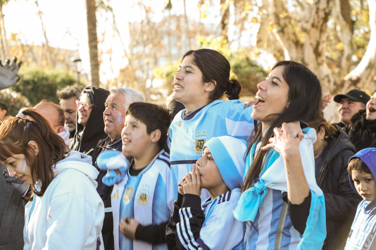 FedericoAchaval's tweet photo. ¡UN PASO MÁS CERCA! 💪🏻🇦🇷

En el Paseo del Centro celebramos un nuevo triunfo de  esta selección que sigue llenándonos de alegría, orgullo e ilusión. 

¡Vamos Argentina, más juntos que nunca! Gracias por permitirnos seguir soñando 🇦🇷 ❤️ https://t.co/KPqrB27Hcq