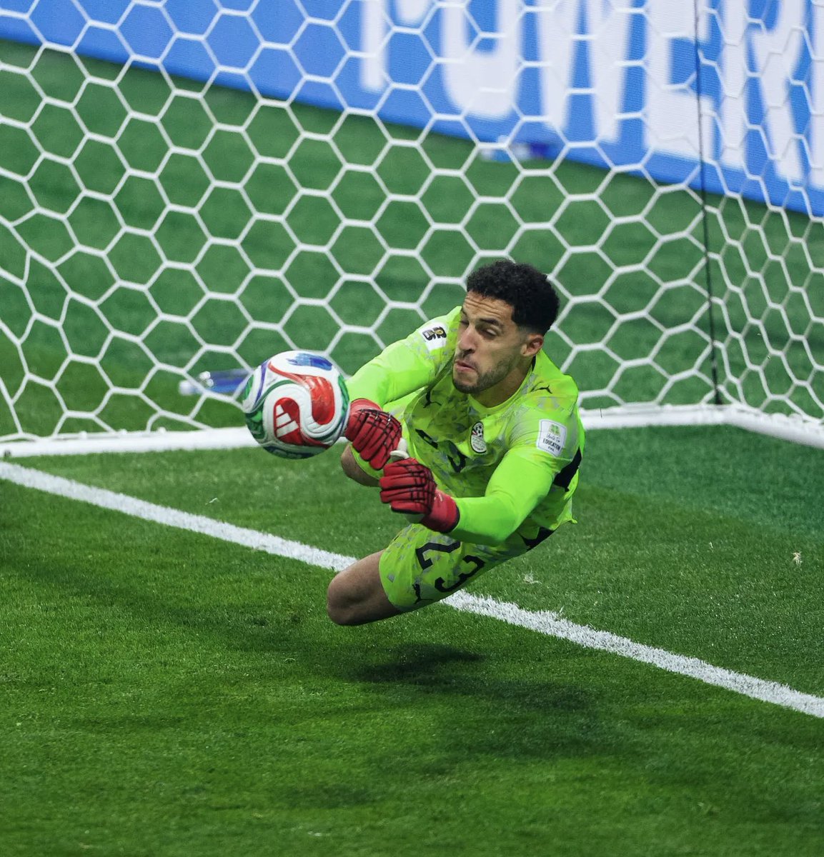AlexDorgo24's tweet photo. Todo aquel que se sorprende con el rendimiento de Mostafa Shobeir ante Argentina es porque no ha visto los anteriores partidos de Egipto.

El mejor futbolista de los Faraones no es Mohamed Salah ni Emam Ashour. Es su guardameta.

Ya no solo opta a jugador revelación del torneo, sino que huele a traspaso cerrado este verano. Solo 26 añitos.
