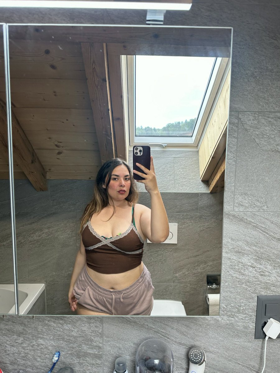 melanieexm's tweet photo. si je te demandais de m'embrasser sur les lèvres, tu ferais quoi ? 😘 https://t.co/jyYtJIk0fU