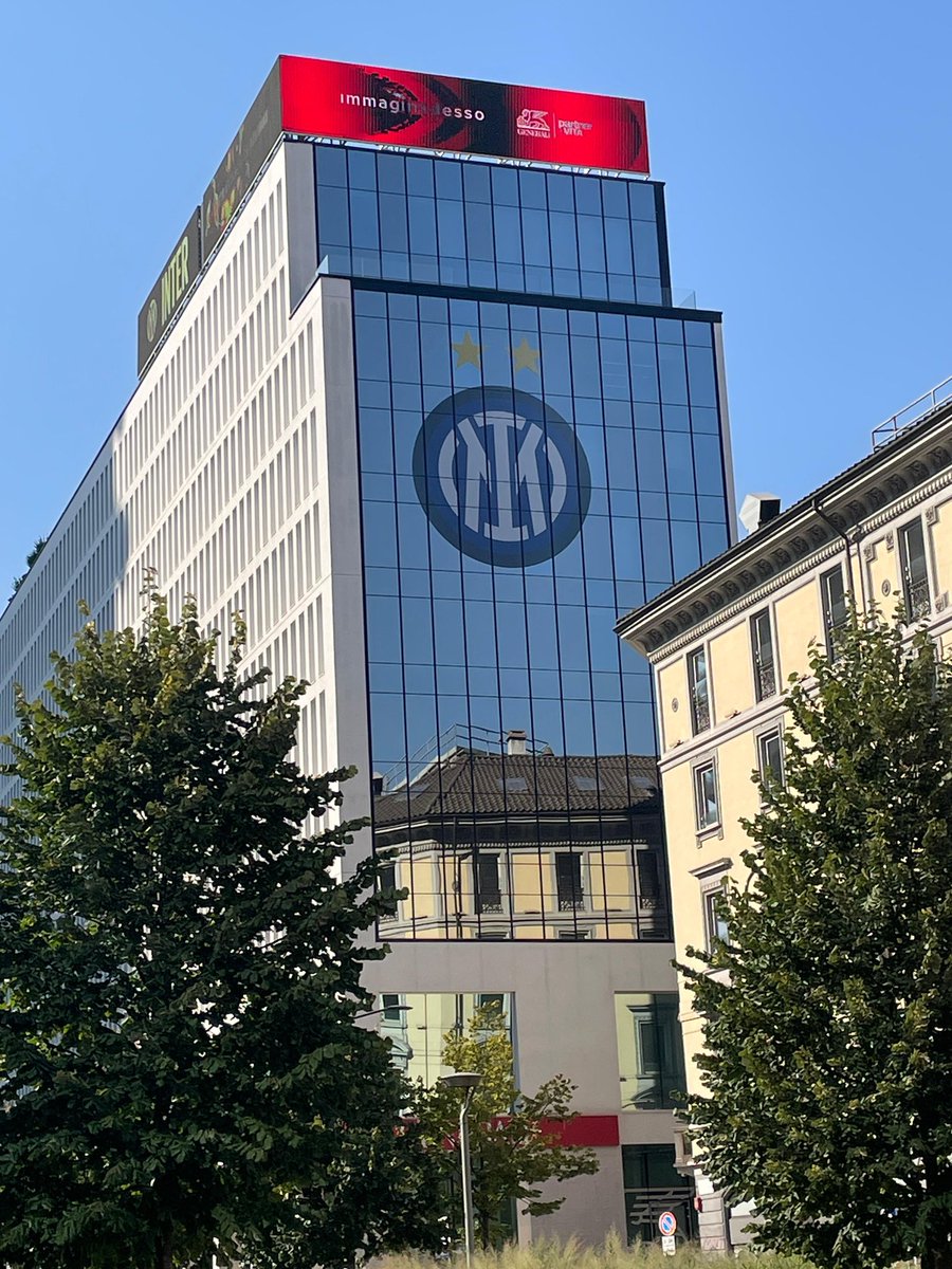 SimoneTogna's tweet photo. Se X è in vendita a 25, qualcuno prova a comprarlo a 15 e a te poi chiedono 30, è normale non sfoderare un sorriso a 32 denti. #Inter #Khalaili #UnionSaintGilloise https://t.co/I6JXdiCR14
