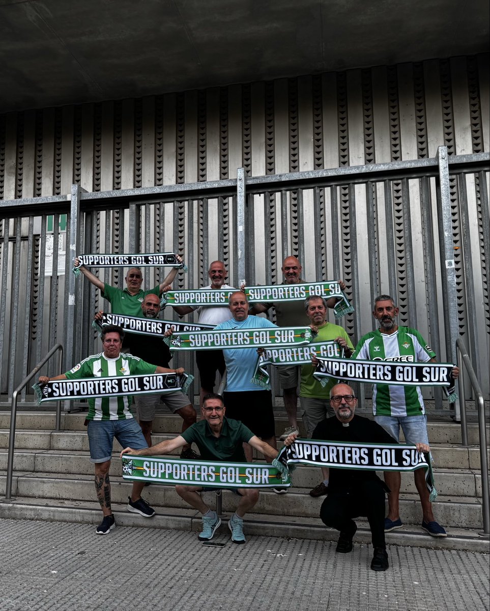 PIsraelRG's tweet photo. 40 años después:
Originales de 1986.
La vieja Guardia de los Supporters Gol Sur. Real Betis Balompié.
#RealBetis @RealBetis https://t.co/QR0HbQ0muo