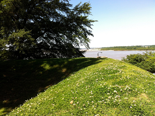 myshadesofgray's tweet photo. @DrGregLittle2 The Chickasaw mounds in Memphis are downtown by the National Ornamental Metal Museum and the river (the museum is getting ready to move to Overton Park). https://t.co/tfSMqiSeAr