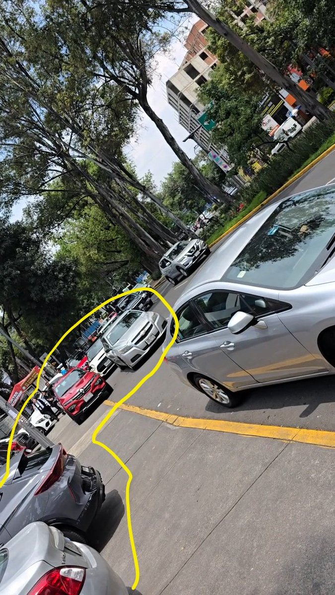 BenjaminAADF's tweet photo. Sigue la ineficiencia de #transitocdmx 
Autos estacionados en carril del TP, ya ocasionaron un accidente porque el auto no vio la moto al salir y la moto no debia circular por ese carril, canal de miramontes, desde del hueso hasta tatasqueña.@UCS_GCDMX @OVIALCDMX @supercivicosmx https://t.co/GaaCgo1jTC