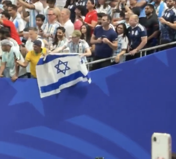 TouchlineX's tweet photo. 🚨 𝗡𝗘𝗪: Argentina fans were seen holding an Israel flag to provoke Egypt manager Hossam Hassan.

Hossam Hassan had previously called on the football world and fans not to forget the victims in Gaza. 🇵🇸 https://t.co/E6fnTL4Ool