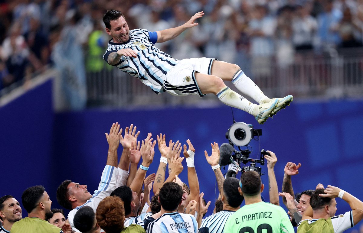 zonewebofficial's tweet photo. メッシが試合後にコメント🗣️
プレーヤー・オブ・ザ・マッチにも選出されました👏

💬「とにかく幸せです。勝ち上がれたこと、そしてあのような形で突破できたことが本当にうれしい。とても難しい試合でした。

　特に2点をリードされた時は本当に厳しかった。本当にホッとした、2点差からのカムバックは簡単ではありませんでした。

　いつも言っているように、このチームは決して諦めません。常に最後まで戦おうとするんです。この決勝トーナメントで、チームがやったことは本当にすごいことです。本当に、本当に幸せです。

　どの試合も本当に拮抗しています。どの相手も力があり、簡単な試合はありません。だからこそ、本当にうれしい。

　勝ち上がりを祝ってくれる人たち、楽しんでくれている人たちのためにも、とてもうれしく思います。このまま続けていけることを願います」

#リオネル・メッシ #アルゼンチン代表 #FIFAワールドカップ
