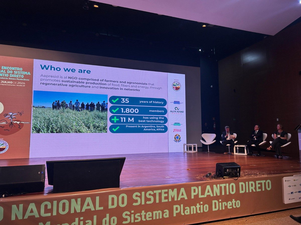 aapresid's tweet photo. 🟣 Aapresid Internacional | Encuentro Nacional del Sistema de Siembra Directa en Brasil

Durante el panel "Fortaleciendo el futuro de nuestros productores", y junto a experiencias de África y Europa, Marcelo Torres destacó que una agricultura eficiente y sustentable es un traje a medida: no hay recetas únicas.

Los productores son protagonistas: necesitan conocimiento local y herramientas basadas en ciencia para construir su propio camino hacia modelos regenerativos y sustentables.

¡Gracias @febrapdp  por invitarnos a llevar el mensaje de Argentina y de @CAAPASok ! 🇦🇷🤝🇧🇷