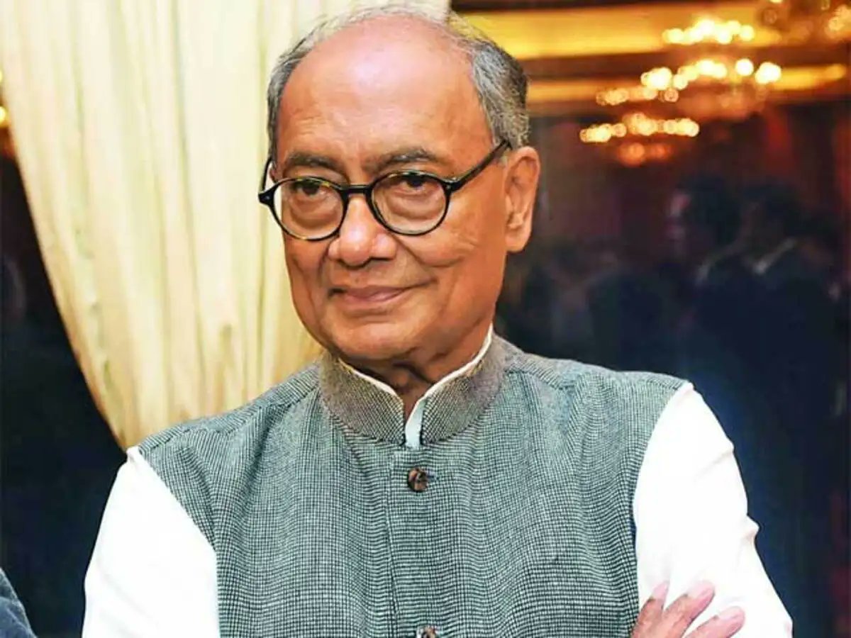 NewsAlgebraIND's tweet photo. 🚨 DIGVIJAY SINGH : I want refund of my Rs 111,000 donation for the Ram Temple. I will give it to Ramalay Trust.

VARANASI LAWYER ⚡ : I am ready to pay you ₹1.11 lakh myself.

He serves legal notice to Digvijaya Singh over donation remark. 

He said : "Digvijay Singh was calling himself descendant of Lord Ram. 

He is making allegations against Mandir for his donation. Robbery was not done by Trust members but counting employees"