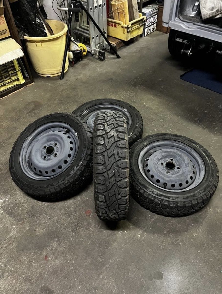 m61769130's tweet photo. 置き場所的に邪魔になってきたから誰か買って

4本 2万
155/65R14 4穴 pcd100
トーヨー オープンカントリーR/T

8部山 24年製 https://t.co/DATHHlw7cw